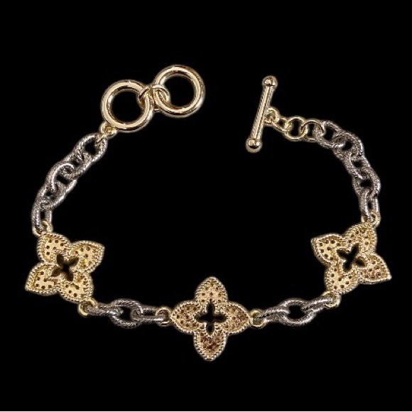 Two tone pave rhinestone clover link toggle bracelet - Picture 6 of 7